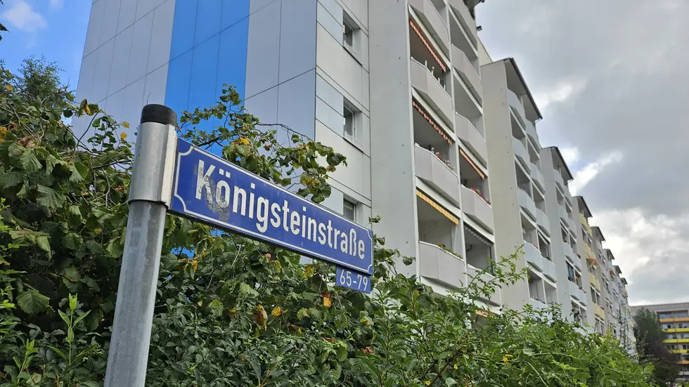 In einem Plattenbau an der Königstraße in Lausen-Grünau hat es gebrannt.