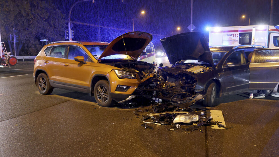 Schwerer Unfall auf dem Südring in Chemnitz: Ein 75-Jähriger missachtete die Ampel, zwei Menschen wurden verletzt. Schwerer Unfall auf dem Südring in Chemnitz: Ein 75-Jähriger missachtete die Ampel, zwei Menschen wurden verletzt.