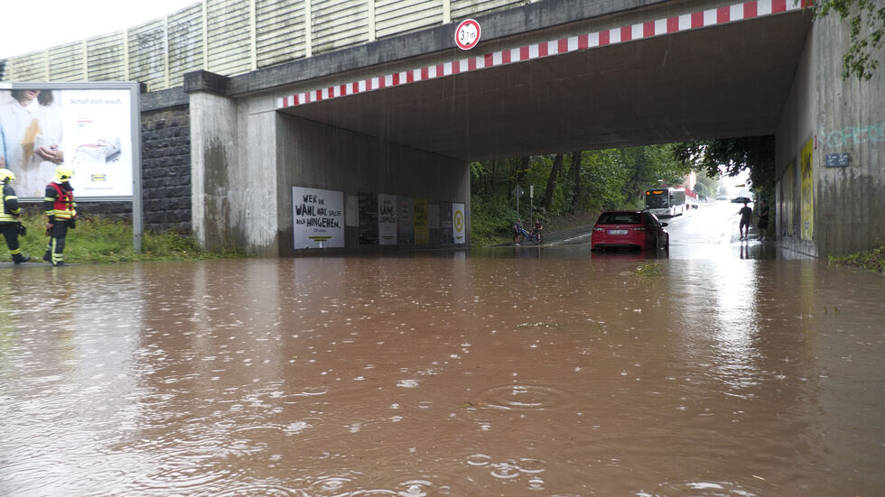 An der Jagdschänkenstraße wurde eine Bahnunterführung überflutet.