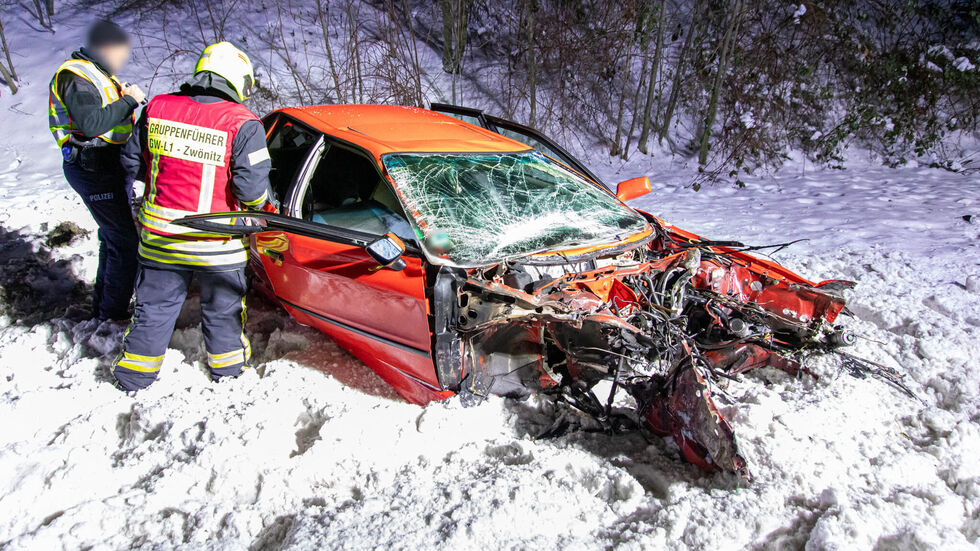 Es war schneeglatt auf der Straße. Zur genauen Unfallursache wird aber noch ermittelt.