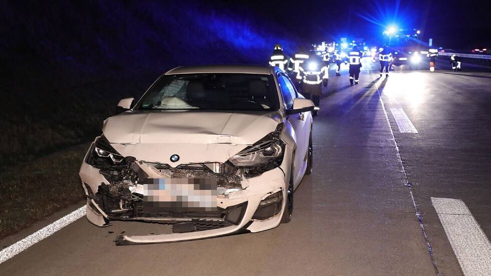 Der BMW krachte auf einen Laster.