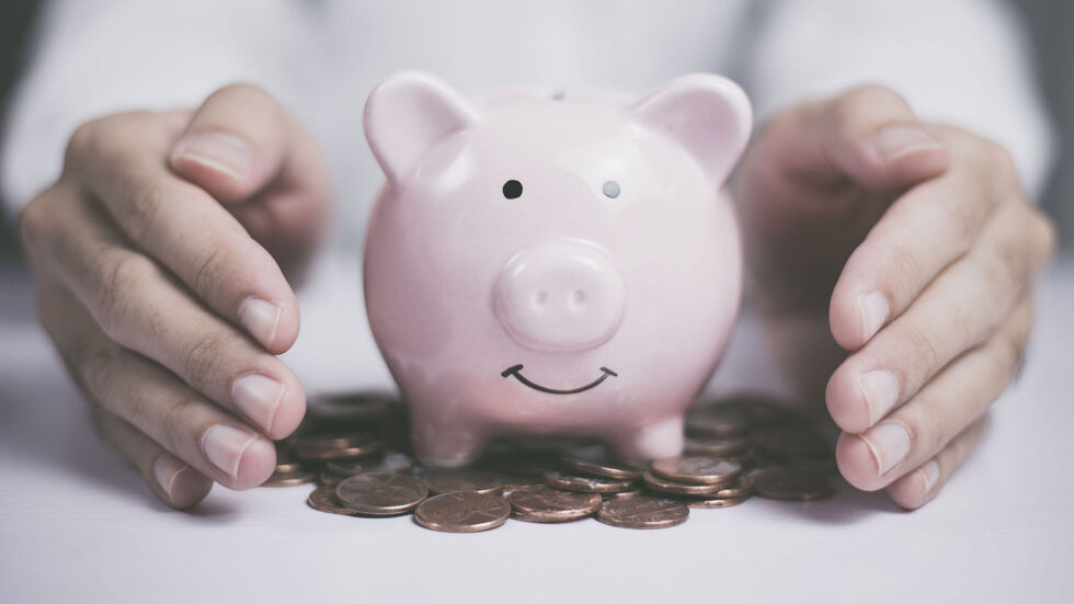 Ein Mann schlachtet sein Sparschwein.