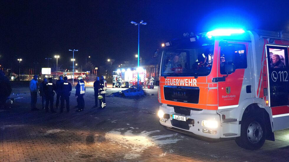 Feuerwehrleute am Brandort.