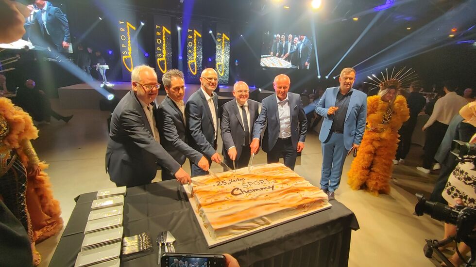 Die Geburtstagstorte zum 25. durfte nicht fehlen. An den Messern v.l. Andreas Wöllenstein, Sven Hertwig, Thomas Schönlebe, OB Sven Schulze und Jens Carlowitz. Rechts Moderator Rene Kindermann.