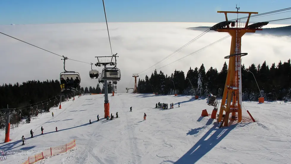 Wintersportfreunde kommen ab Dienstag auch am Fichtelberg auf ihre Kosten.