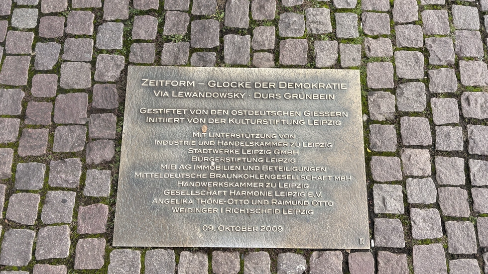 Aber eine Tafel davor erklärt, dass es sich um eine Glocke handelt. Aber eine Tafel davor erklärt, dass es sich um eine Glocke handelt.