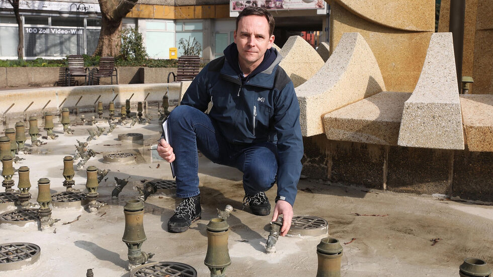 Borries Trommer von der Stadt zeigt die beschädigungen am Kracht-Brunnen