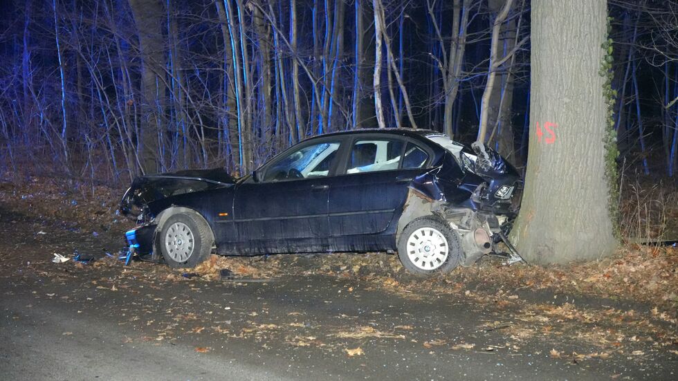 Das beschädigte Auto an der Unfallstelle aus einer anderen Perspektive.