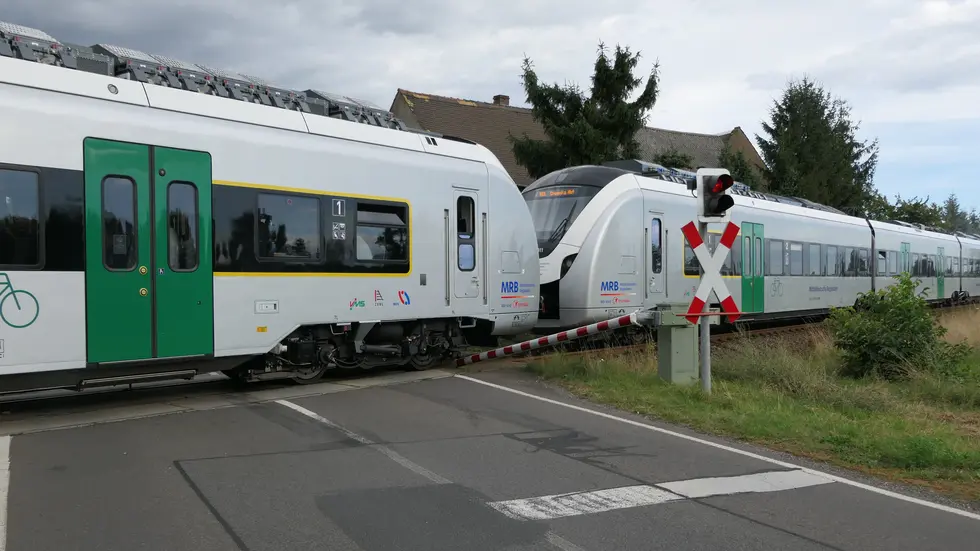 Die Bahnschranke ist kaputt, nachdem sie von einem Traktor und dann von dem einfahrenden Zug "erfasst" wurde. Die Bahnschranke ist kaputt, nachdem sie von einem Traktor und dann von dem einfahrenden Zug "erfasst" wurde.
