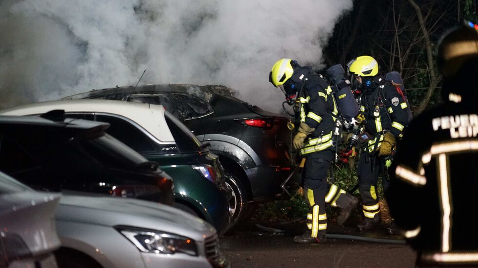 Feuerwehrleute beim Löschen auf dem Parkplatz in Gohlis.