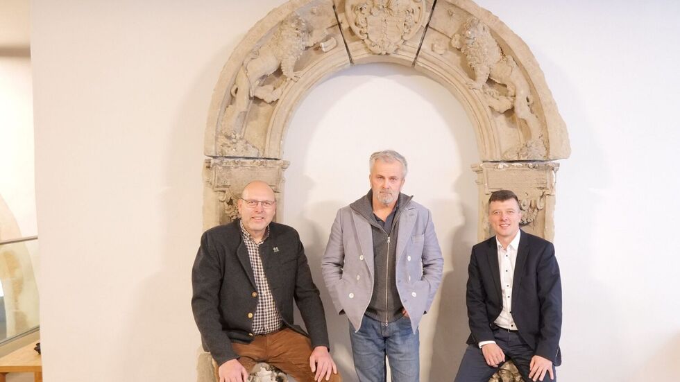 Auch OB a.d. Olaf Raschke (li.) wollte sich die Aufstellung des Portals nicht entgehen lassen. Gemeinsam mit OB Markus Renner (re.), Steinmetzmeister Christian Heerklotz (Mi.) konnte er es einweihen. Auch OB a.d. Olaf Raschke (li.) wollte sich die Aufstellung des Portals nicht entgehen lassen. Gemeinsam mit OB Markus Renner (re.), Steinmetzmeister Christian Heerklotz (Mi.) konnte er es einweihen.