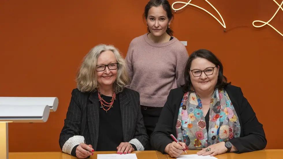 Maraike Wittbrodt (links, Tochter von Ursula Winnington) und Katrin Stump (rechts, Generaldirektorin der SLUB) unterzeichnen den Schenkungsvertrag zur Übernahme des Nachlasses von Ursula Winnington. In der Mitte: Enkelin Lilly Böhm Maraike Wittbrodt (links, Tochter von Ursula Winnington) und Katrin Stump (rechts, Generaldirektorin der SLUB) unterzeichnen den Schenkungsvertrag zur Übernahme des Nachlasses von Ursula Winnington. In der Mitte: Enkelin Lilly Böhm