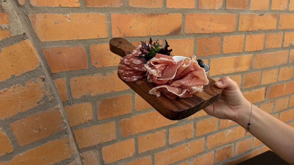 Mit viel Liebe zum Detail werden die Platten in der Salumeria zubereitet.