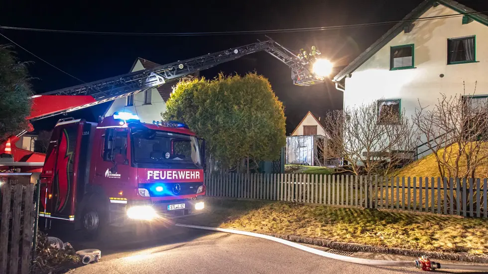 Von der Drehleiter aus wurde das Dach des Hauses kontrolliert.