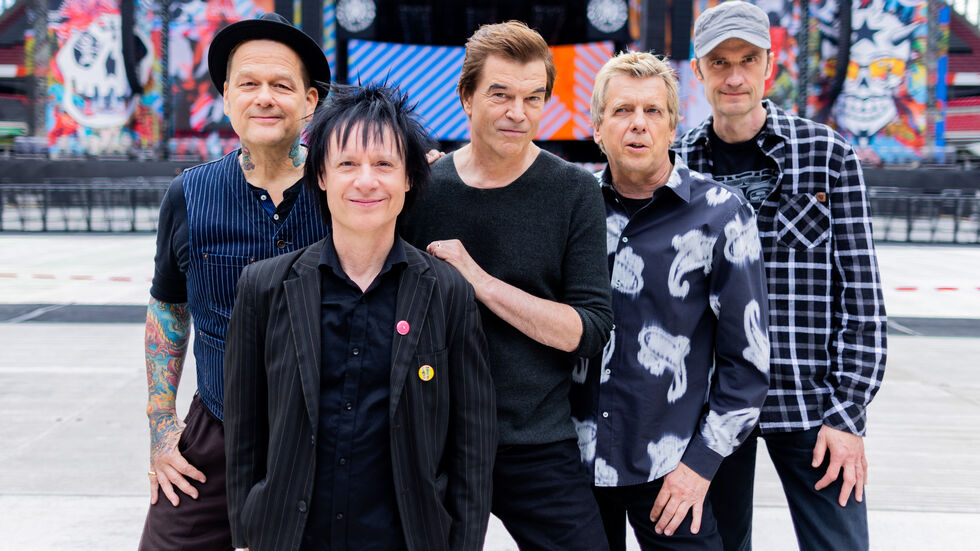 Die Toten Hosen vor dem offiziellen Start der Jubiläumstournee «Alles aus Liebe - 40 Jahre Die Toten Hosen» vor der Bühne im RheinEnergieStadion Köln