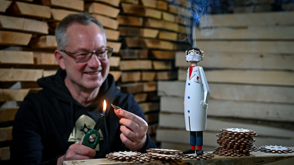 Tino Günther ist Spielzeugmacher und auch als Erfinder des Drosten-Räuchermännchens bekannt.