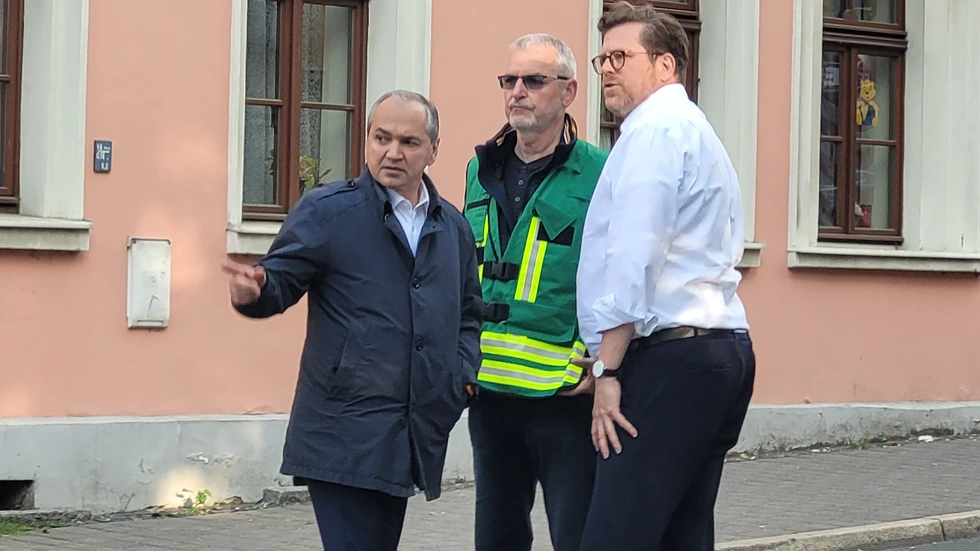 Oberbürgermeister Octavian Ursu (li.) informierte sich vor Ort über die Lage. In der Mitte Ordnungsamtsleiter Uwe Restetzki und rechts Bürgermeister Benedikt Hummel