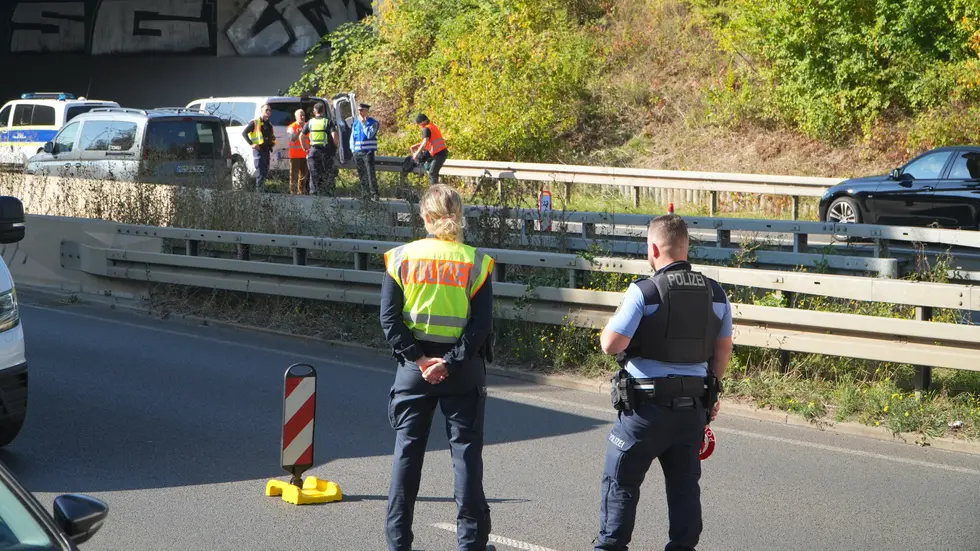 Polizisten bei der Großkontrolle. Polizisten bei der Großkontrolle.