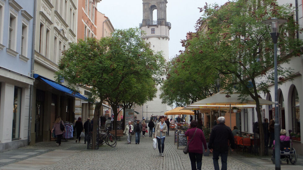 Passanten auf der Reichenstraße in Bautzen