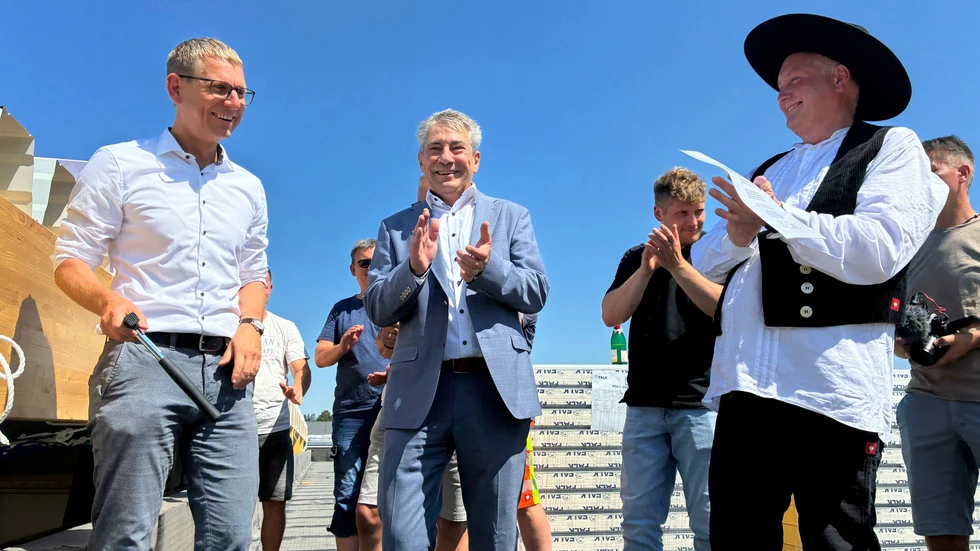 Pirnas Oberbürgermeister Tim Lochner (Mitte) freut sich, dass der nächste Bauabschnitt geschafft ist