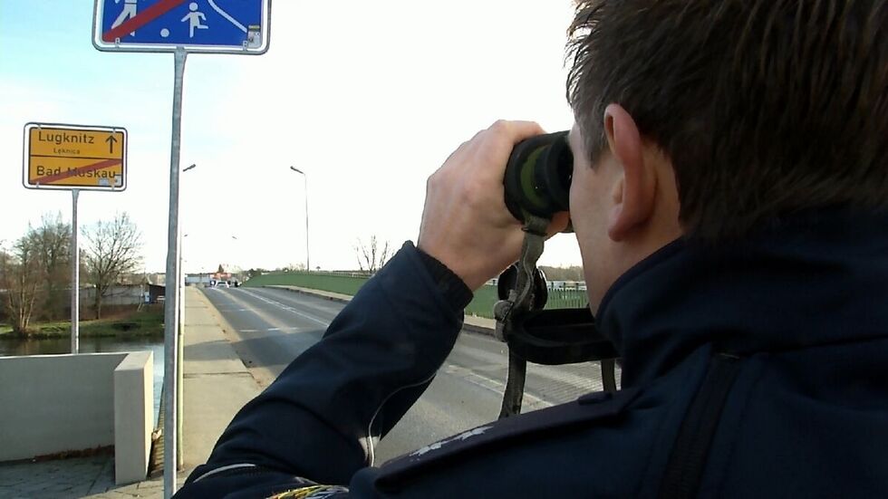 Ein Bundespolizist peilt die Lage am Grenzübergang in Bad Muskau. Grenzkontrollen sind nicht erlaubt. Ein Bundespolizist peilt die Lage am Grenzübergang in Bad Muskau. Grenzkontrollen sind nicht erlaubt.