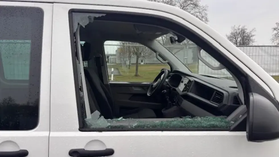 Die Ganoven haben ein Seitenfenster eingeschlagen.