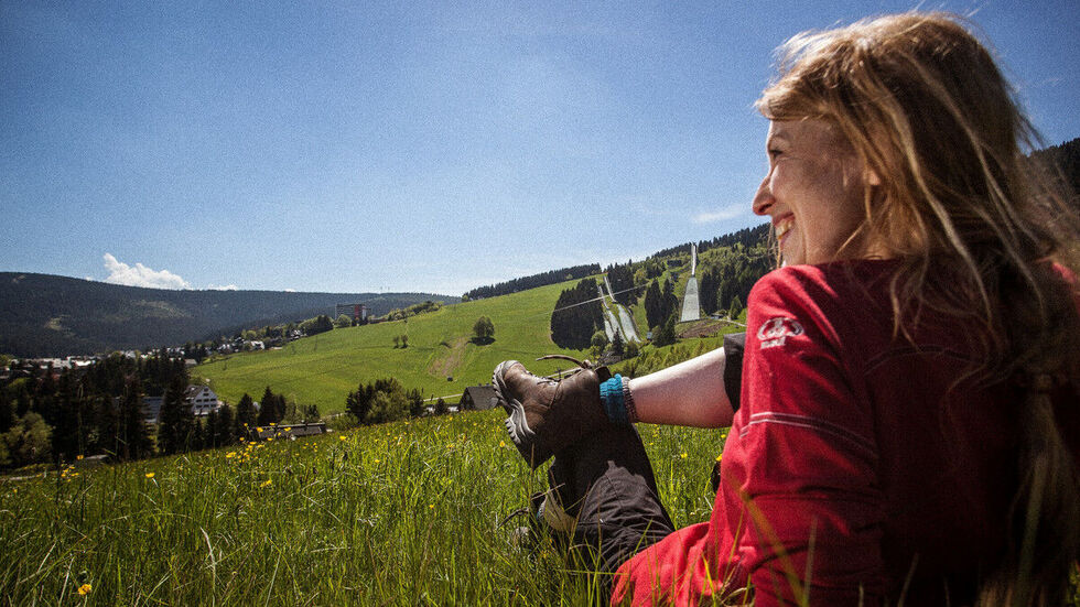 Der Kammweg führt auch durch Oberwiesenthal, hier mit Blick auf den Schanzenkomplex.