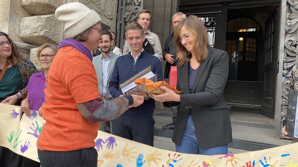 Leipzigs Schulbürgermeisterin Vicki Felthaus wurden neben mehr als 10.000 Unterschriften kleine Nuggets übergeben, die Kinder einer Kita der Stadt spendeten, damit bei ihrer Einrichtung nicht gespart wird.