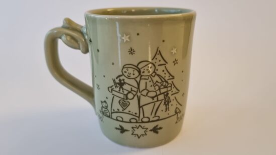 Durch den Henkel kann auch mit dicken Handschuhen getrunken werden.