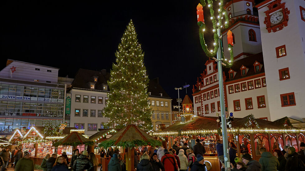 Der Chemnitzer Weihnachtsbaum ist auch in diesem Jahr wieder der höchste in Sachen.