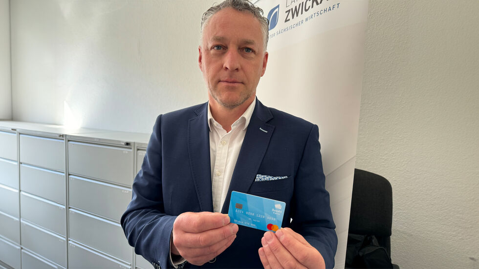 Landrat Carsten Michaelis zeigt die Bezahlkarte. Landrat Carsten Michaelis zeigt die Bezahlkarte.