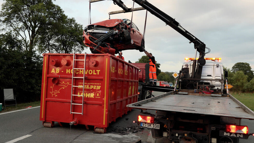 Der beschädigte E-Opel wurde in den Container verfrachtet.
