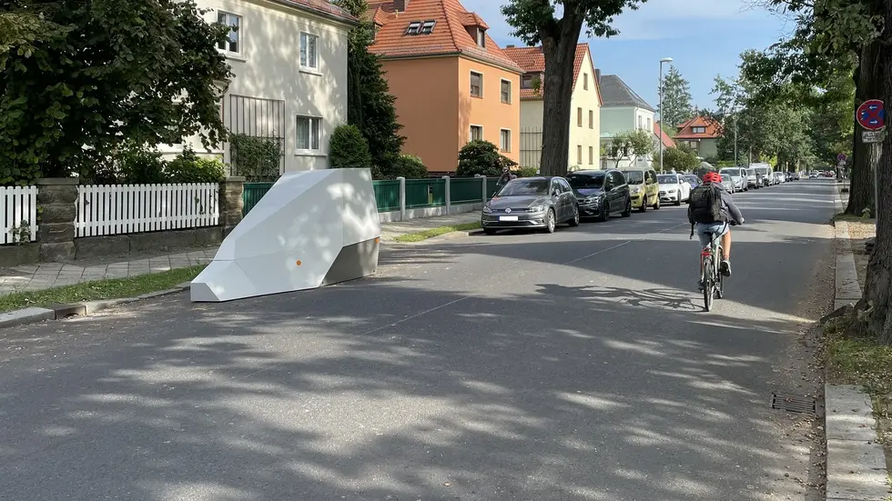 Ein weiterer dieser Blitzer-Anhänger ist in Dresden im Einsatz, der Neue hat allerdings eine grüne Farbe