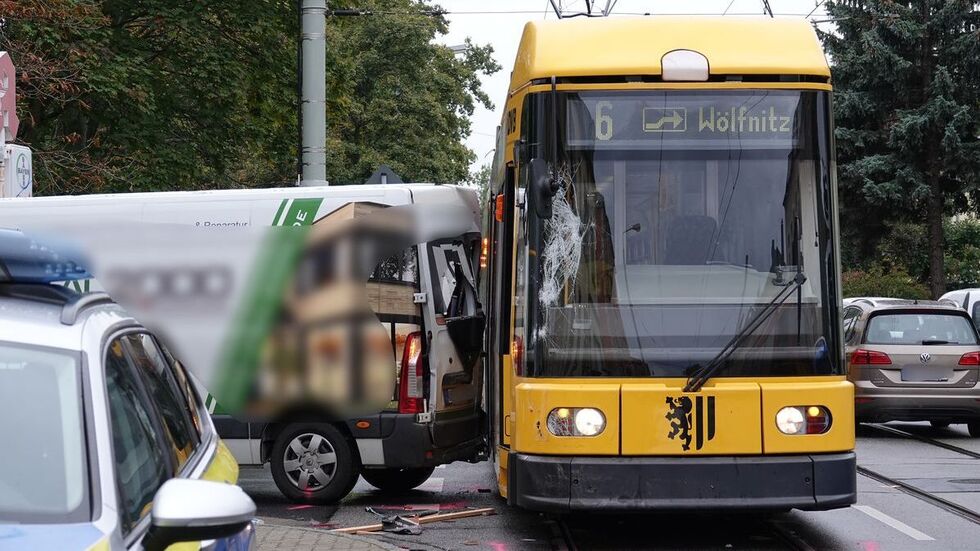 Der Renault  stieß mit einer Straßenbahn der Linie 6 zusammen.