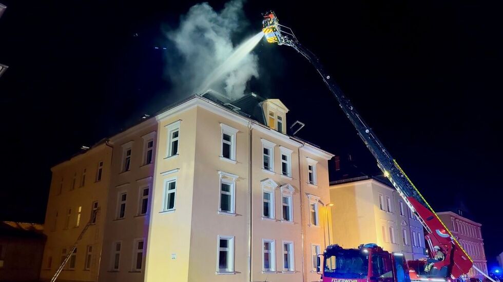 Die Feuerwehr musste insgesamt 13 Menschen aus dem Gebäude in Sicherheit bringen - zwei wurden verletzt.