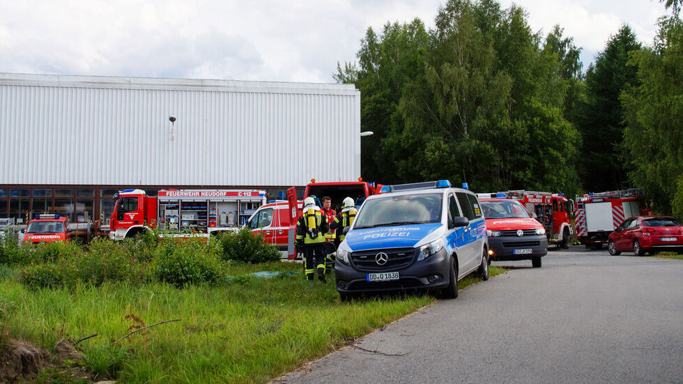 Feuerwehr, Polizei und Rettungskräfte wurden angefordert. 