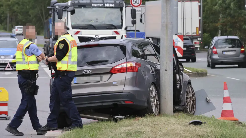 Unfall auf dem Südring in Chemnitz: Ein Ford kollidiert mit einem Lastwagen und wird gegen eine Ampel geschleudert.
