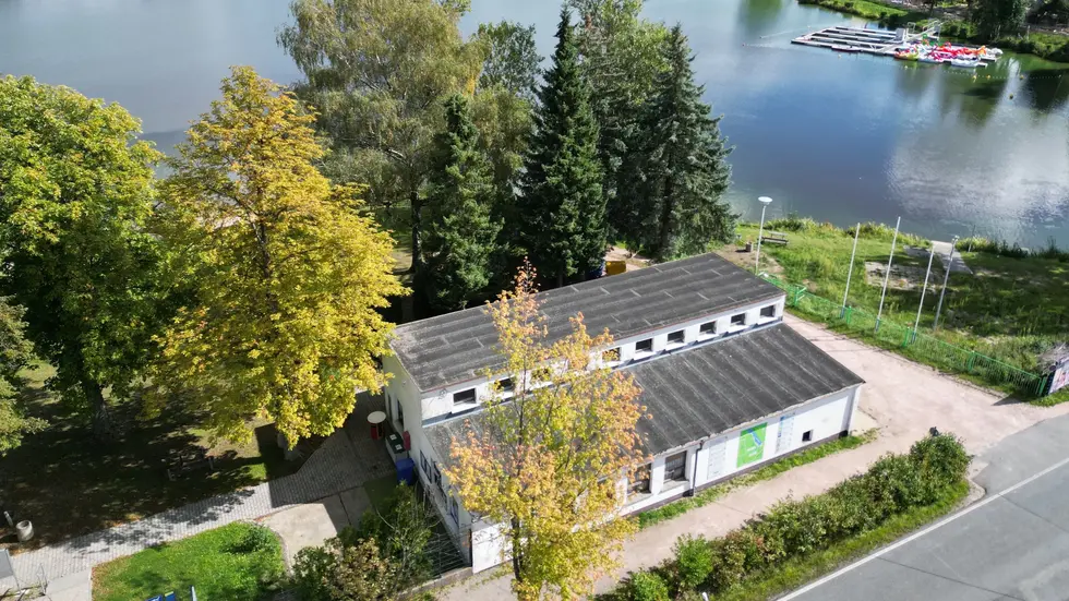 Noch steht es: Das Eingangsgebäude zum Strandbad an der Kober. In wenigen Wochen soll es einem Neubau weichen.