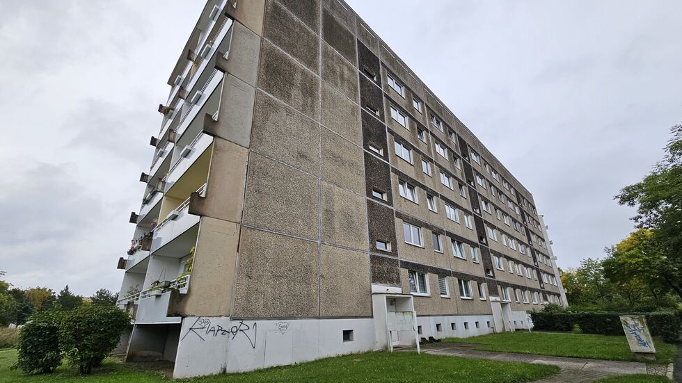 Der graue Plattenbau am Schönauer Ring in Leipzig, hier hat es am Sonntagabend im Keller gebrannt.