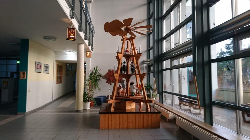 Entworfen wurde die Pyramide von einem Kunstlehrer des Gymnasiums.