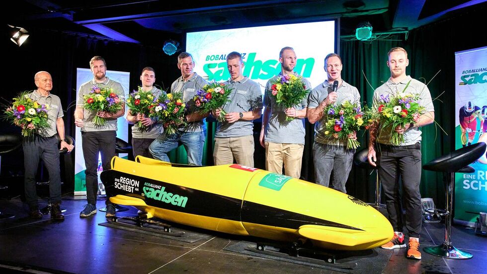 Blumen und Applaus gab es am Donnerstagabend in Pirna für das Weltmeister-Team um Francesco Friedrich 