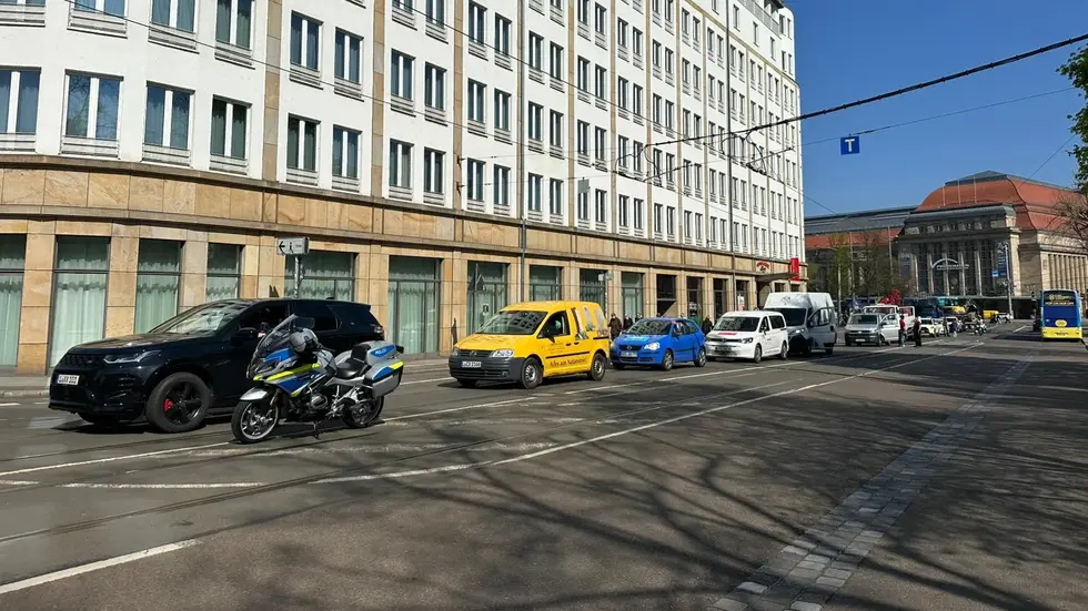 Die Polizei begleitete den Protest-Korso - hier gegenüber vom Hauptbahnhof auf dem Weg zum Augustusplatz.