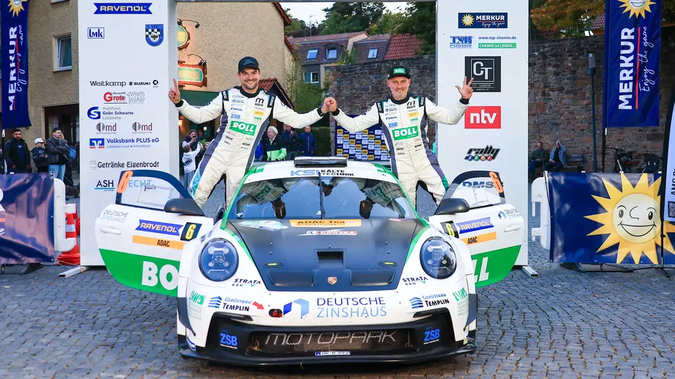 Julius Tannert und Co-Pilot Pirmin Winklhofer feiern ihren Podestplatz.