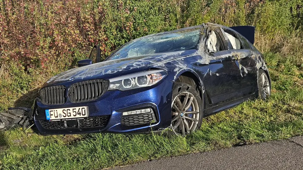 Ein vom Unfall beschädigtes Auto. 