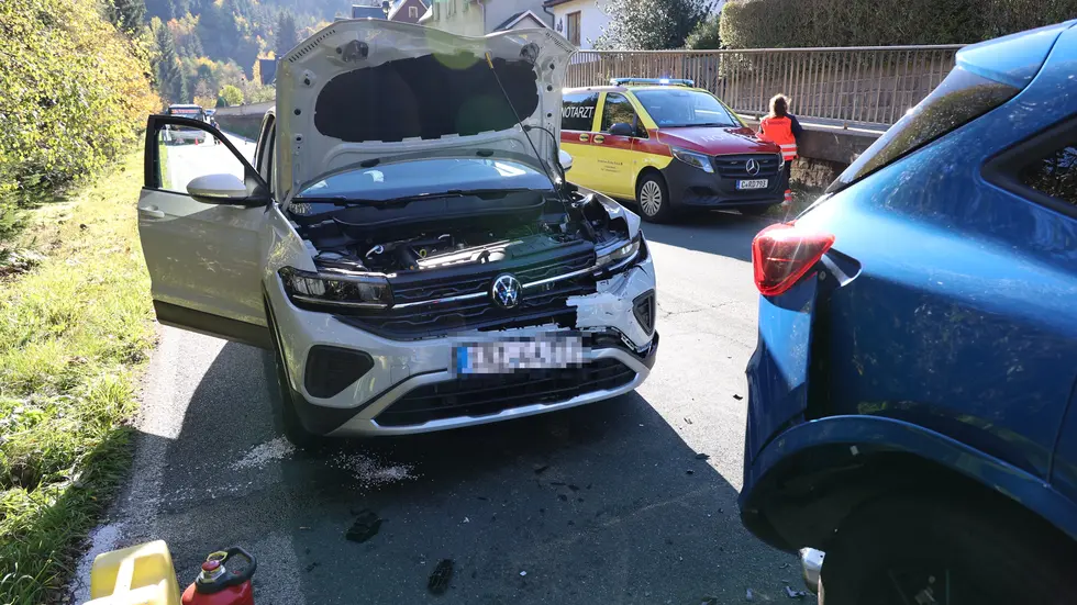 Bei dem Unfall wurden zwei Beteiligte verletzt. 
