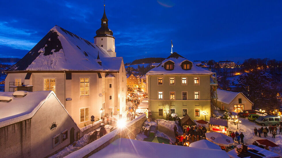 In den schmalen Gassen der Altstadt reihen sich die Buden bis zum Schloss. In den schmalen Gassen der Altstadt reihen sich die Buden bis zum Schloss.
