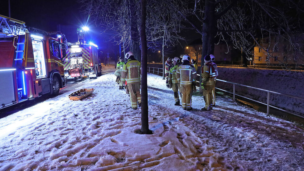 Kurz vor 23 Uhr rückte die Feuerwehr am Ufer der Weißeritz an