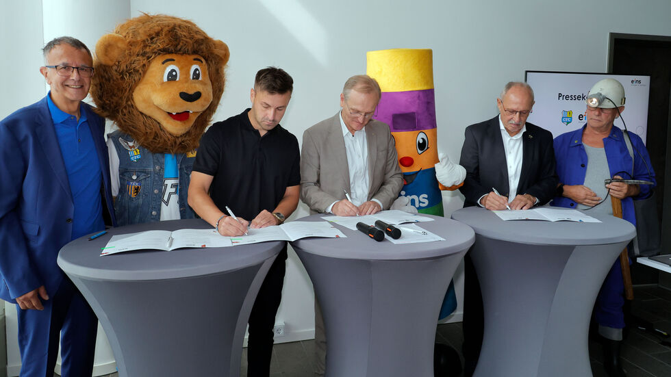 CFC-Vize-Vorstanschef Frank Löbe, Tommy Haeder, Roland Warner und Roland Frötschner (v.l.). Dazu gesellten sich die Maskottchen von eins und dem CFC sowie Wismut-Kumpel Reinhard Lange.