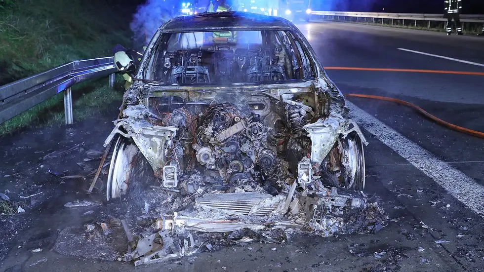 Nach einer Panne ging der BMW in Flammen auf und brannte vollständig aus
