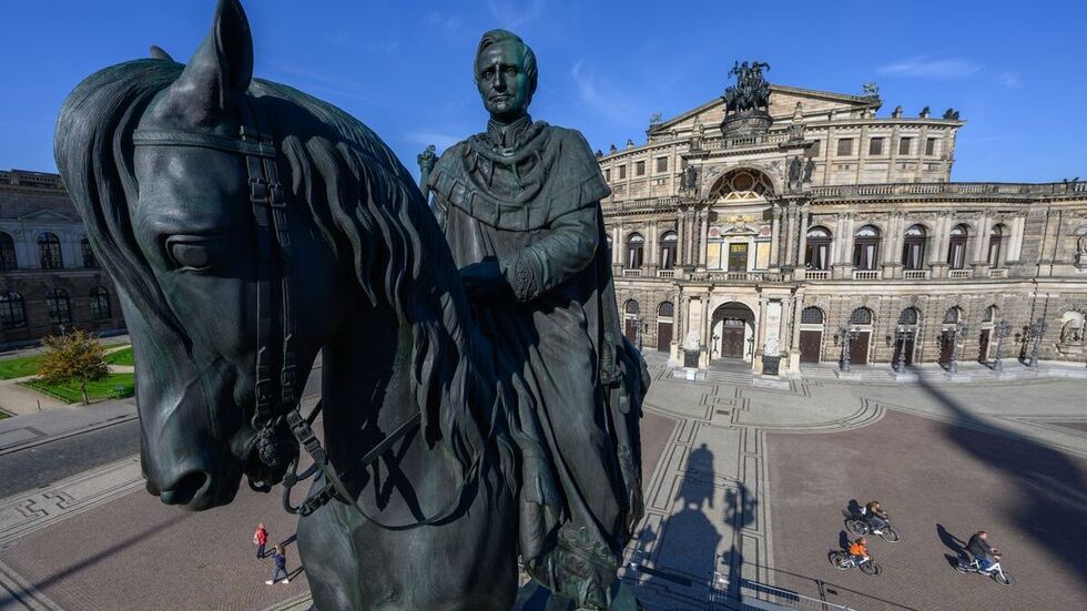 Blick auf das Reiterstandbild König Johann vor der Semperoper auf dem Theaterplatz während der Revisionsarbeiten.